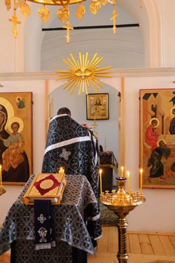 Orthodoxer Priester - Gebet in der Kirche Orthodoxe Messfeier