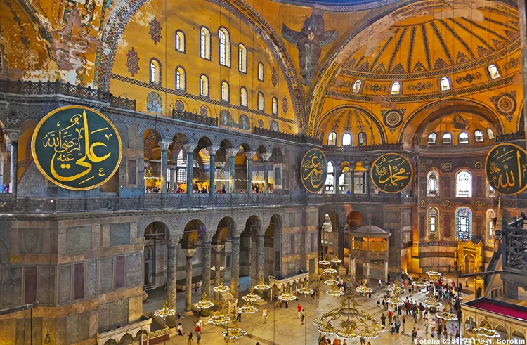 Prachtvoller Innenraum der Hagia Sophia in Istanbul