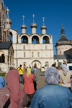 Gläubige vor Orthodoxem Kloster Russland