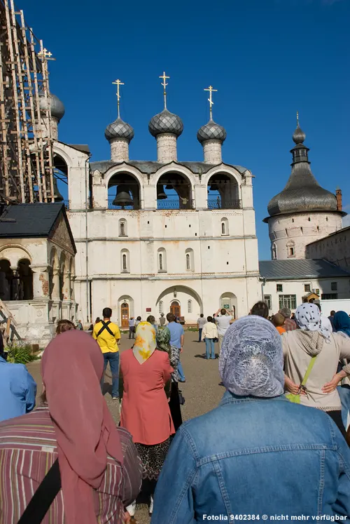 Gläubige vor Orthodoxem Kloster Russland